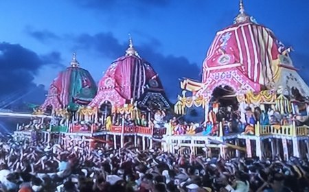 महाप्रभु को रथ पर सोने से सजाया गया है, कुछ दृश्य...