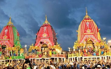 महाप्रभु सुनाबेश में रथ पर सवार होकर भक्तों को दर्शन दे रहे हैं