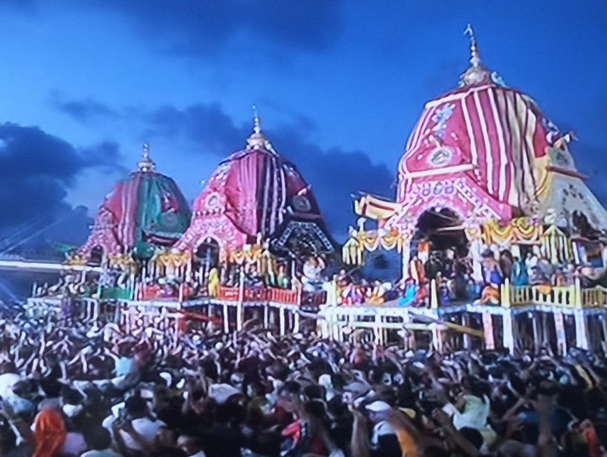महाप्रभु को रथ पर सोने से सजाया गया है, कुछ दृश्य...
