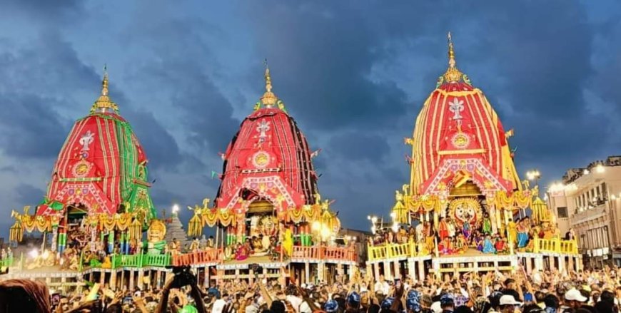 महाप्रभु सुनाबेश में रथ पर सवार होकर भक्तों को दर्शन दे रहे हैं