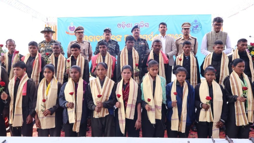 ୧୦ମହିଳା କ୍ୟାଡ଼ର ମାଓବାଦୀଙ୍କ ସମେତ ୨୨ମାଓବାଦୀ ଆତ୍ମ ସମର୍ପଣ